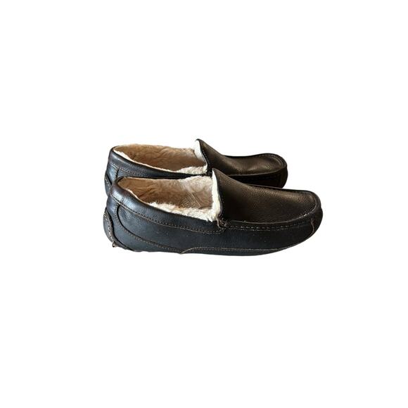Ugg Other - UGG Men’s Ascot Leather Slipper - Lined / Slip In - Foam Foot Bed - size 9 US